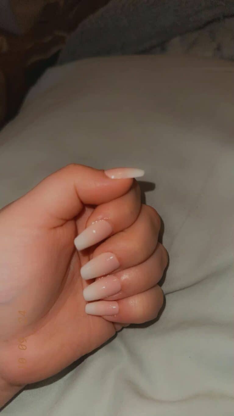 Ongles french manucure nude, soin beauté mains.