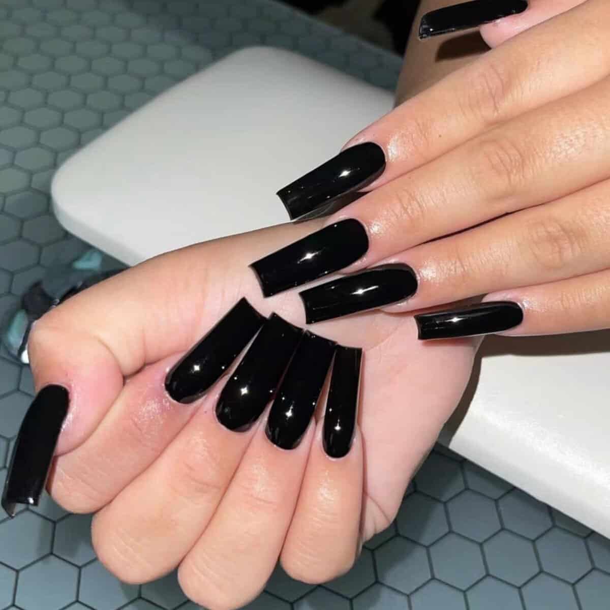 Ongles noirs ballerine brillants, manucure élégante et tendance.