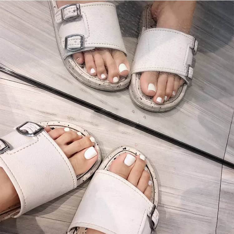 Faux ongles pied blanc